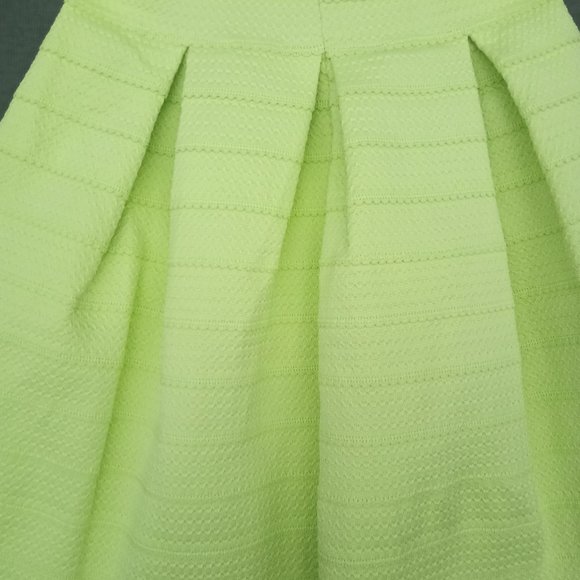 seventh ave NY&CO chartreuse flare skirt. Nice heavy scalloped fabric size M - Picture 6 of 7